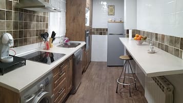 Fridge, oven, stovetop, dishwasher