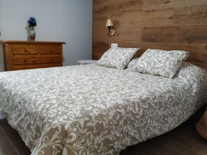 3 bedrooms, desk, WiFi