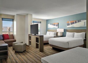 Suite estudio, varias camas | Escritorio, espacio para trabajar con un portátil, cortinas opacas