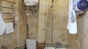 Een haardroger, handdoeken, zeep, toiletpapier