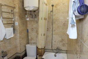 Séchoir à cheveux, serviettes fournies, savon, papier de toilette