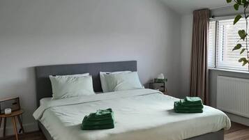 2 Schlafzimmer, BĂŒgeleisen/BĂŒgelbrett, Reisekinderbett, WLAN