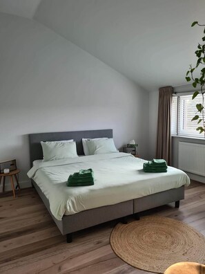 2 slaapkamers, een strijkplank/strijkijzer, reisbedje, wifi