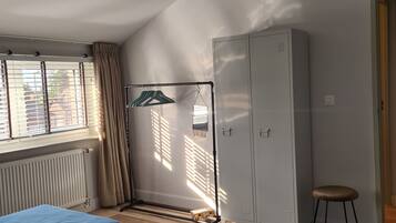 2 slaapkamers, een strijkplank/strijkijzer, reisbedje, wifi