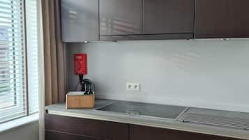 Een koelkast, een microgolfoven, een oven, een kookplaat