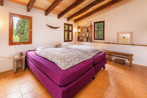 3 slaapkamers, een strijkplank/strijkijzer, gratis wifi, beddengoed