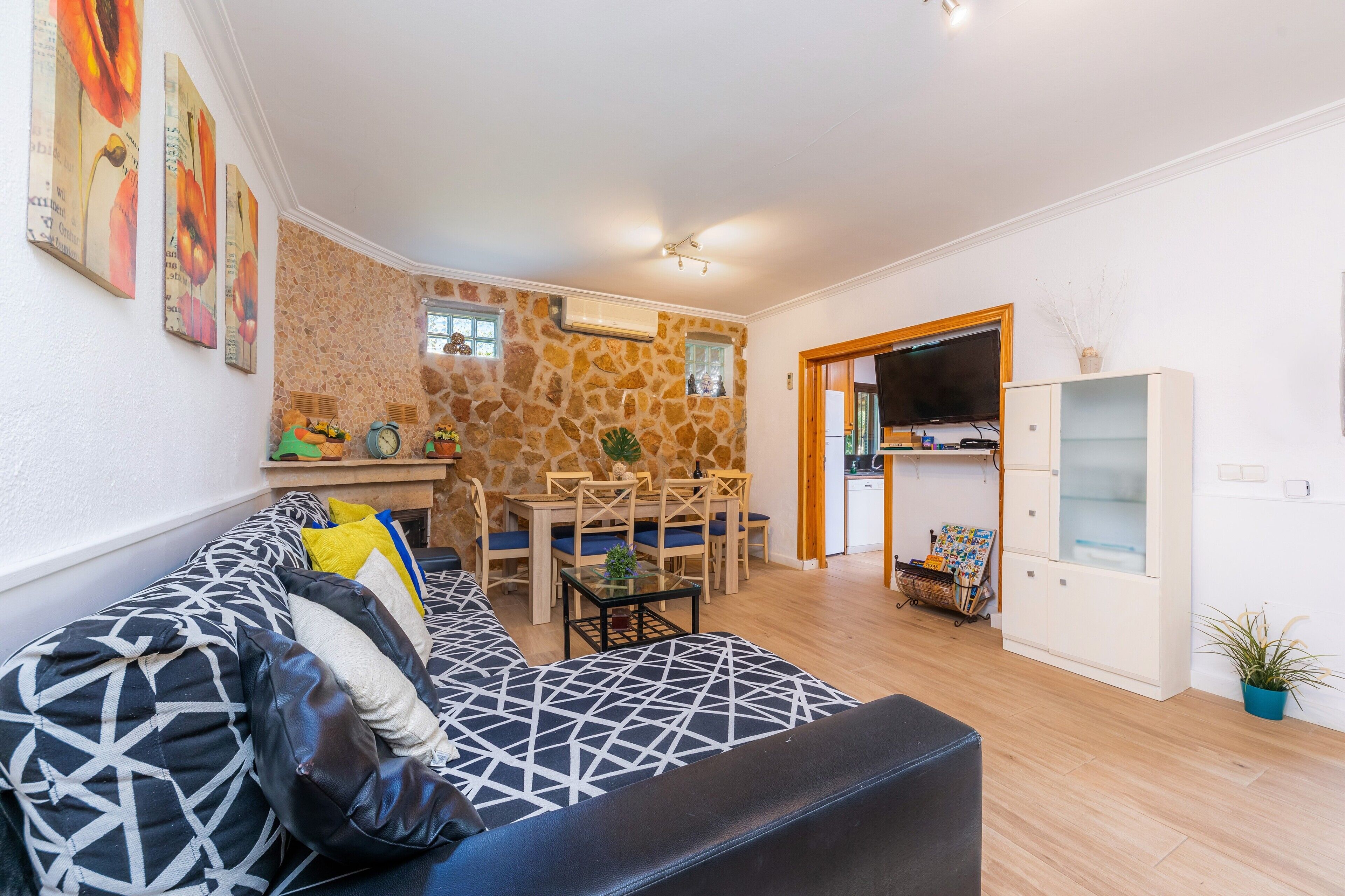 Tv och ett bordtennisbord