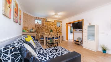 Tv och ett bordtennisbord