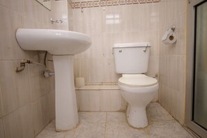 Douche, sèche-cheveux, serviettes fournies, savon