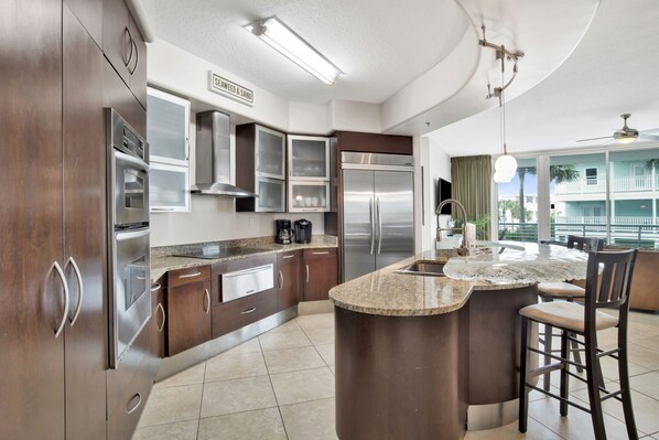 Jääkaappi, mikroaaltouuni, uuni, liesi