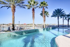 Een binnenzwembad, een verwarmd zwembad