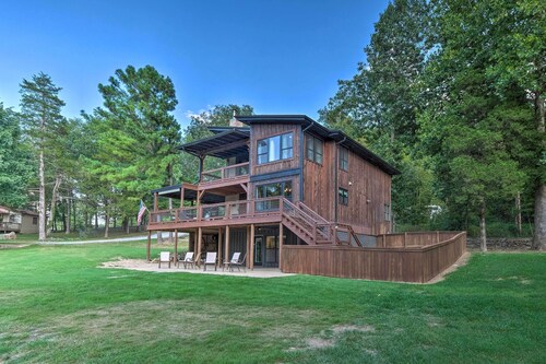 Waterfront Beaver Lake Hideaway w/ Kayaks & More!