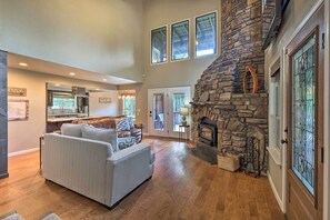 Tv, pejs, bordtennisbord, bøger