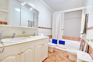 Shower, hair dryer, towels - Cozy townhouse with ocean views  (Costa Adeje)