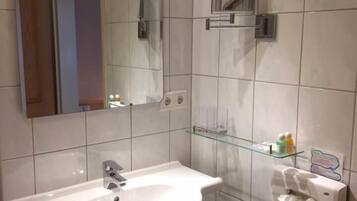 Comfort-Doppelzimmer | Waschbecken im Bad