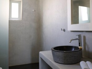 Baignoire, serviettes fournies, shampoing