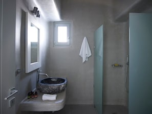 Baignoire, serviettes fournies, shampoing
