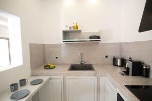 Frigorífic, forn, rentaplats i cafetera i tetera