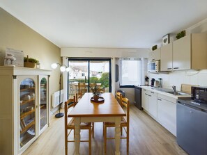 Kühlschrank, Mikrowelle, Ofen, Geschirrspüler