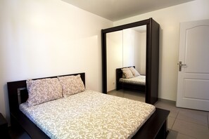 3 bedrooms, iron/ironing board, travel cot, WiFi