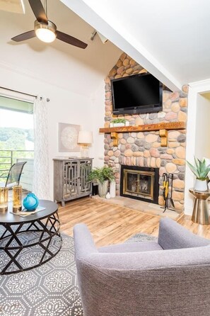 Smart TV, fireplace - Fresh Country Cool - Studio with Loft for 4, Deck, Wifi, Pools (Gatlinburg)