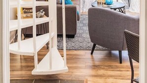 Un intérieur moderne avec un escalier menant à un balcon.