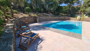 Een buitenzwembad en een verwarmd zwembad