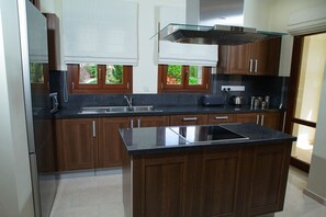 Frigorifero, microonde, forno, lavastoviglie
