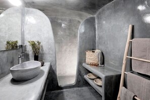 Towels, shampoo, toilet paper