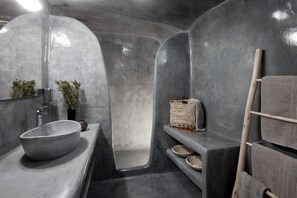 Towels, shampoo, toilet paper