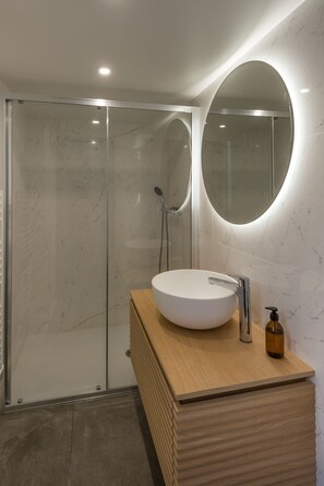 Haartrockner, Handtücher, Toilettenpapier