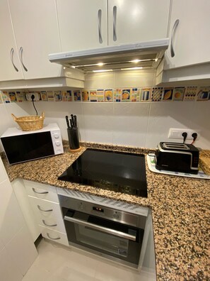 Réfrigérateur, micro-ondes, four, plaque de cuisson