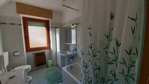 Baignoire, sèche-cheveux, serviettes fournies, papier toilette