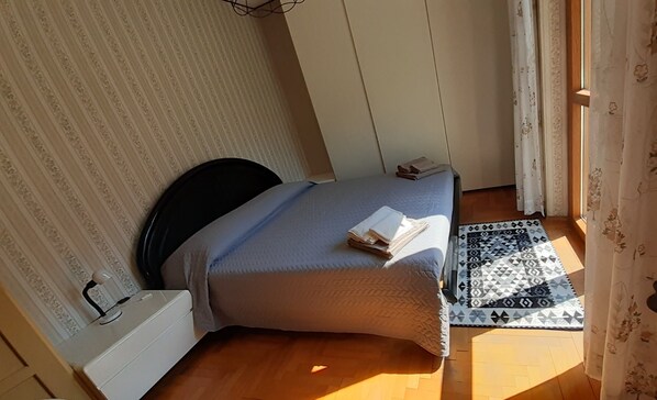 3 chambres, fer et planche à repasser, Wi-Fi gratuit, draps fournis