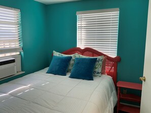 2 bedrooms, travel cot, free WiFi, bed sheets