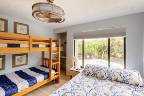 3 habitaciones, caja de seguridad en la habitación y escritorio 