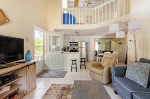 Smart TV - Happy Hours I New Smyrna Poolside at the Beach 2bd/2ba +loft (New Smyrna Beach)