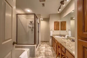 Condo, 2 habitaciones | Baño | Toallas 