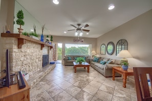 Leilighet, 2 soverom | Oppholdsområde | TV