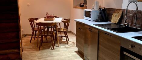 Micro-ondes, lave-vaisselle, cafetière/bouilloire