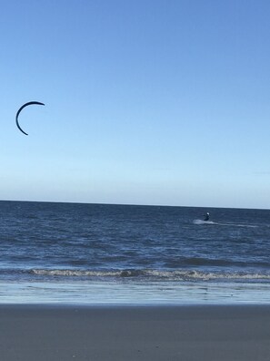 Plage, chaises longues, serviettes de plage