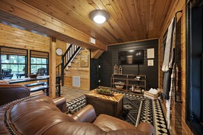 TV - Cozy Cabin on Mt Fork River *riverfront* (Broken Bow)