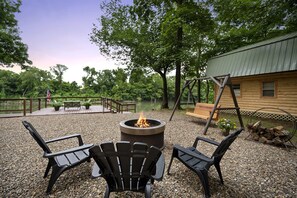 Terrace/patio - Cozy Cabin on Mt Fork River *riverfront* (Broken Bow)