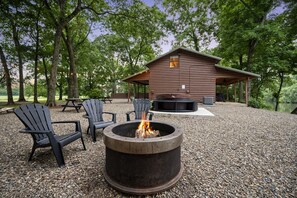Terrace/patio - Cozy Cabin on Mt Fork River *riverfront* (Broken Bow)