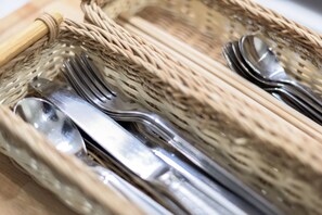 Kühlschrank, Mikrowelle, Herdplatte, Kochgeschirr/Geschirr/Besteck