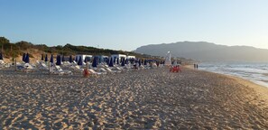 Plage à proximité, chaises longues, serviettes de plage
