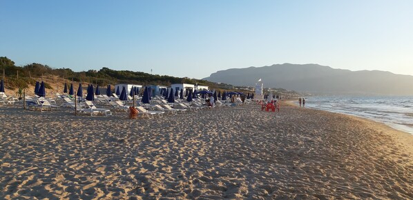 Beach nearby, sun-loungers, beach towels
