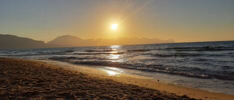 Una playa cerca, sillas reclinables de playa, toallas de playa