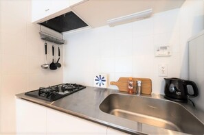Kühlschrank, Mikrowelle, Herdplatte, Kochgeschirr/Geschirr/Besteck