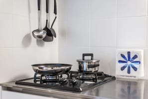 Réfrigérateur, micro-ondes, plaque de cuisson